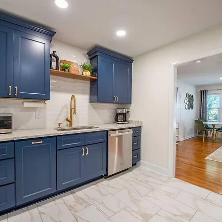 Cottage In Midtown, Central Location